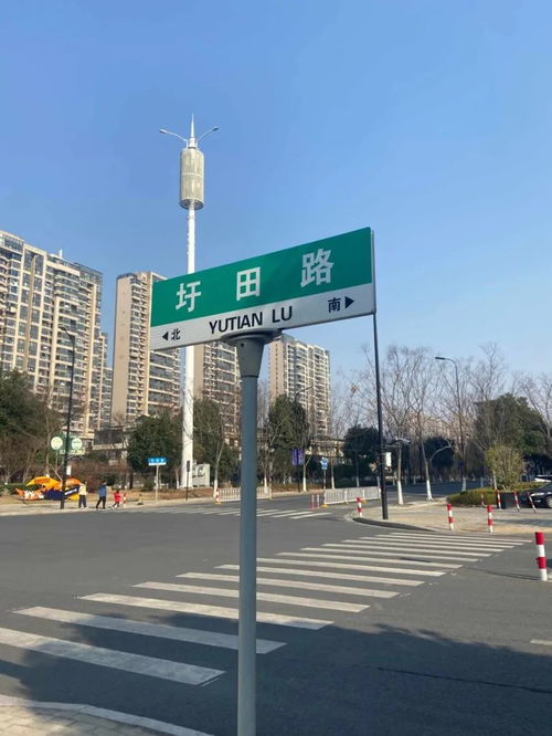 湖州一路牌標(biāo)注錯誤引關(guān)注，官方及時回應(yīng)并修復(fù)燈箱問題